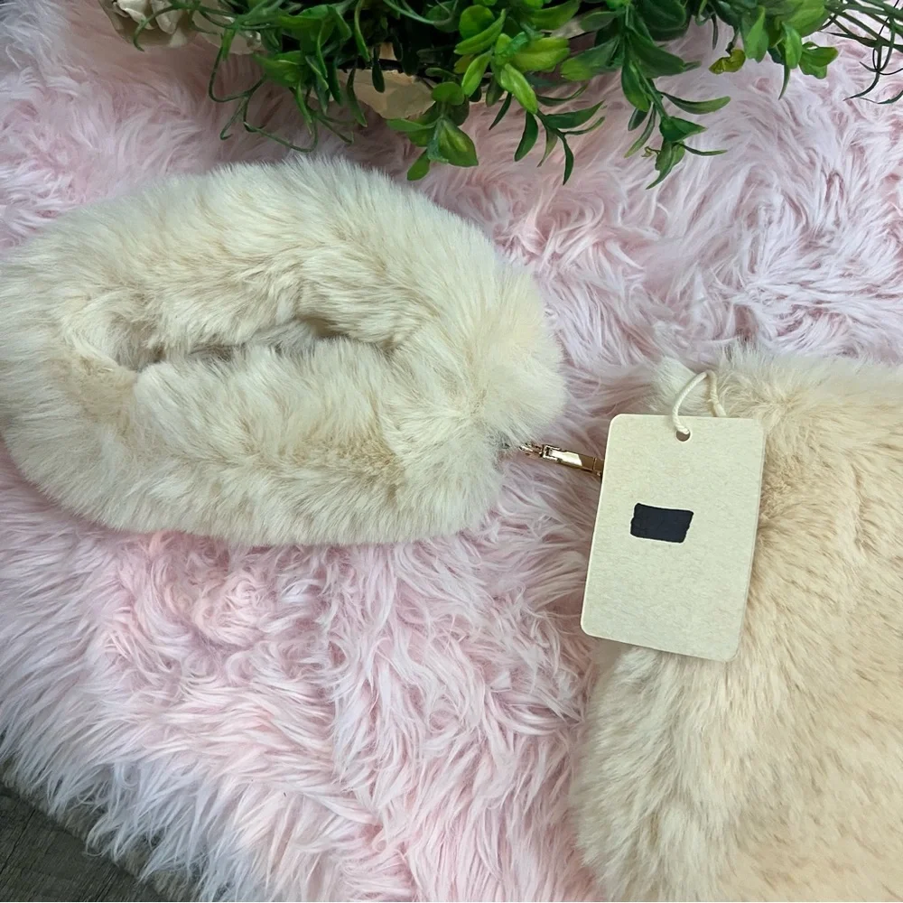 Fadivo Boutique NWT Cream Faux Fur Wristlet‎ Wallet Clutch Removable Wrist Strap